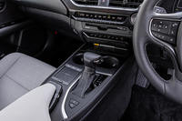 「ダイレクトシフトCVT」とレクサスが呼ぶトランスミッションは、発進用にメカニカルなギアを備え、いわゆるCVT特有のラバーバンドフィールが抑えられている。