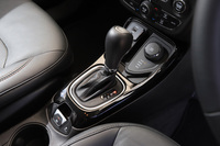 センターコンソールに備わるノブ式のシフトセレクター。「コンパス」では、FF車には6段の、4WD車には9段のトルコン式ATが搭載される。