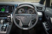 本革とシルバーの木目調パーツからなるステアリングホイール。ヒーターが備わるが、革の部分のみが温かくなるため、握り替えなどで木目部分に触れるとギョッとする。