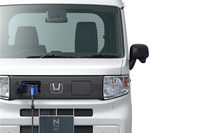 「N-VAN e：」は、短時間でのチャージが可能な6.0kW出力の普通充電器に対応。充電時間は約5時間で、「夜間に充電を行えば翌日はフル充電の状態で使用を開始することができる」と紹介される。「FUN」グレードに標準装備となる50kW出力対応の急速充電ポートは、他グレードではオプションアイテム。