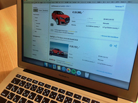 並行輸入の新古車も多く含まれている中古車検索サイトで、仕様別の人気が手に取るようにわかる。