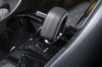 シフトセレクターにも合皮が巻かれる。スタート／ストップスイッチは備わらず、シートに座ってブレーキペダルを踏み、「D」レンジに入れるだけで発進できる。