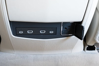 フロントセンターコンソールの背面には、後席用エアコンの操作パネルやUSB／USB Type-Cのポート、100V AC電源を装備。荷室にも100V AC電源が設けられている。