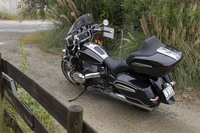 クラシックな意匠が特徴の、BMWの大型クルーザー「R18」シリーズ。「R18コンチネンタル」（写真）と「R18B」はその最新モデルであり、フロントカウルやリアケースを備えた、よりロングツーリングに好適なモデルとなっている。