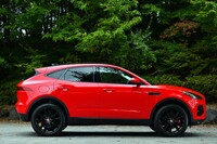 流麗なシルエットが印象的な「Eペース」のサイドビュー。ルーフ上には75kgまでの荷物（クロスバーを含む）が積載可能。