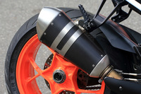 「1290スーパーデュークR」のマフラー。オプションでアクラポヴィッチ製のエキゾーストキットやスリップオンも用意されている。