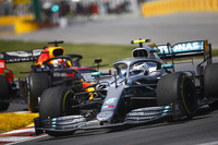 メルセデスのバルテリ・ボッタス（写真前）は、予選Q3の最初のアタックでスピン。ウオールに当たらなかったのは幸いだったが貴重な1周を無駄にしてしまい、さらに最後にして唯一のタイム計測もうまくまとめきれず、本人もがっかりな予選6位。レースではスタートでニコ・ヒュルケンベルグに抜かれ7位に後退、その後4位までポジションを上げゴール。最後は新しいソフトタイヤを与えられてファステストラップを記録し、2度目のボーナスポイントを追加したのだが、ランキング1位のハミルトンとの差は17点から29点に拡大してしまった。（Photo=Mercedes）
	 