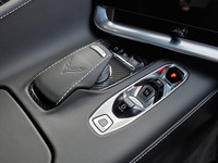 センターコンソールに配置されたシフトセレクター。初めて乗った人でも直感的に操作できる、機能的なデザインになっていた。その一方で、本来であればこのあたりにあってほしいハザードスイッチは、ルームミラー手前の天井部分に配置されている。