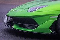 カタログモデルの「アヴェンタドールS」から大幅にフロントまわりのデザインを変更。ノーズのスプリッターの奥に可変フラップ付きの通気口を備えるなど、徹底的に空力特性向上策が施されている。