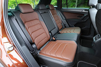 スライドとリクライニング機能が備わる後席は、左右にヒーター機能も内蔵される。背もたれは60：40の分割可倒式で、積載物に合わせたアレンジが行える。