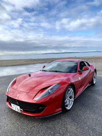 「フェラーリ812スーパーファスト」。V12エンジンを思いっきり回せる場所が……あればあったで怖くなってしまう筆者だ。（著者撮影）