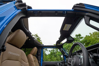 ルーフは3分割して脱着が可能。すべて取り外せば爽快なオープンエアドライブを楽しめるが、外したパネルをしまえる場所がないのが悩ましい。