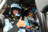 ティエリー・ヌービル（写真右）のデモランに同乗するヒョンデのチョン・ウィソン会長（同左手前）。母国開催ということもあってか、リラックスした表情が印象的だった。