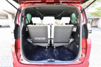 3列目シート使用時の荷室。3列目を左右に跳ね上げ、2列目のエグゼクティブラウンジシートを前方にスライドさせることで積載スペースを拡大できる。（写真をクリックすると荷室のアレンジが見られます）