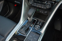 センターコンソールに配置されたシフトセレクター。トランスミッションには、8段の疑似ステップ変速も可能な「INVECS-III」と呼ばれるCVTが採用されている。