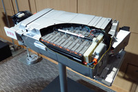 小型・軽量化されたハイブリッドバッテリーは、リアシート下に搭載される。