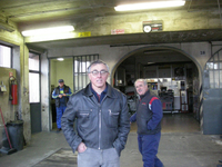 ボクが放棄してしまったカーオーディオの接続作業を、気持ちよく引き継いでくれた、エレットラウトのヴァスコさん（写真手前）。2009年撮影。