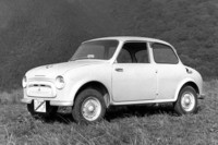 こちらは1960年にデビューした当初の「三菱500」。三角窓もなく、バンパーやライトリムも塗装、ウィンカーはセンターピラーに付いた前後共用のみ、もちろんサイドモールはなしと、徹底的に簡素だった。スタイルはドイツ製ミニカーの「ゴッゴモビル」や「ロイト」に似ている。
