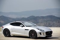 「ジャガーFタイプ クーペ」は2013年11月のロサンゼルスオートショーで世界初公開。日本では同年の東京モーターショーでお披露目となり、2014年1月に受注を開始した。