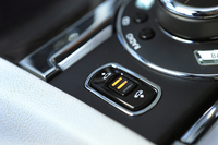 カーナビやオーディオを操作するダイヤルのそばには、車高を調節するためのスイッチが置かれる。
    