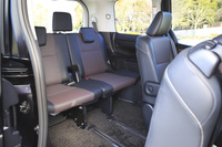 3人乗りのサードシート。左右の席だけでなく、中央の席にも3点式シートベルトとヘッドレストを採用している。
    