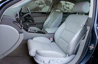 フロントシートは、前後高さ、リクライニングとランバーサポートはもちろん、シートバック上部の角度や、長さの電動調節機構が標準で備わる。シート長を伸ばしても、座面と延びる部分の間に隙間はなく、面一で見た目もきれいだ。