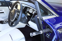 フェンダーパネルの内側には、乗降時にすぐ使えるよう、傘が収納されている。筒内には使用後の傘を乾燥する機能も。
    