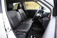 シートの形状は基本的に3モデル共通。運転席にはシートヒーターと収納付きセンターアームレストが装備される。