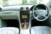 CクラスをベースとするCLKだが、ボディサイズが若干異なる。「C180」と較べて全長が105mm長く、全幅は10mm広く、全高は10mm低い。ホイールベースは2715mmで同じである。