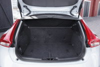 トランク容量は335リッターとクラスの水準より小さめ。ただし、幅広いシートアレンジが可能。（写真をクリックするとシートの倒れるさまが見られます）