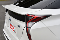 
	リアエンドに装着されるリアトランクスポイラー（4万4040円）は、ベース車両のものに比べ、35mm後方に伸ばされている。
	