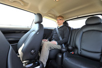 2人乗りの後席は窮屈さこそないものの、あまり開放的ではない。