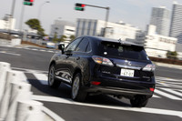 北米市場では“version L”、日本とヨーロッパでは足まわりをよりスポーティに仕立てた“version S”の乗り味が好まれるのではないかと勝田隆之チーフエンジニアは語った。4月に導入されるRX450hは四駆のみの設定だが、RX350にはFF仕様も存在する。