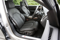 ダイヤモンド柄のステッチが施された「S8」のコンフォートスポーツシート。シートカラーは、ブラック（写真）のほか、シルバーやベージュなど全5色が用意される。