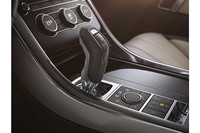 トランスミッションは全車8段AT。アイドリングストップ機構も標準装備となる。