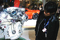 
	世界初公開となった「W12」。エンジンはVW自慢の狭角（15度）バンクによる3リッターV6ユニットを並列に2機ドッキングさせた6リッターの「W12型」エンジンを積む。
	 