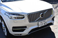 新型「XC90」のフロントまわり。グリルが立体感のあるモダンなデザインとなったほか、その中央に備わるおなじみのエンブレムも大型化されており、従来モデルより高級感のあるイメージとなっている。