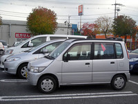 ダイハツ初代「ムーヴ」。イタリアのデザインハウスI.DE.Aが参画したことを、オーナーが知っていると願って、その場を後にした。