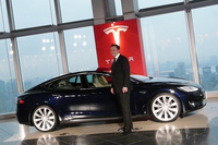 「テスラ・モデルS」と、米テスラモーターズのイーロン・マスクCEO。
    