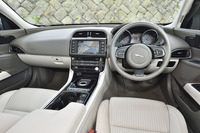 ダッシュボードの上面をぐるりとベルトラインが取り囲むデザインは「XJ」にも通じるもの。シフトセレクターはおなじみロータリー式。写真は「2.5ポートフォリオ」。