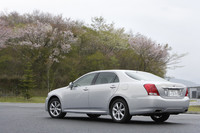 【テスト車のオプション装備】
ボディカラー（プレミアムシルバーパール）＝2万1000円／プリクラッシュセーフティシステム＆後方プリクラッシュセーフティシステム＆前側方プリクラッシュセーフティシステム＋プリクラッシュシートバック＋レーンキーピングアシスト＝103万9500円／クリアランスソナー＆サイドモニター＋インテリジェントパーキングアシスト＝10万5000円／パワートランクリッド＝5万7750円／リアエンターテイメントシステム＝14万1750円)