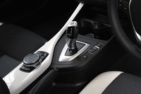 白磁のようなプレートは「ホワイト・アクリル・ガラス・トリム」と呼ばれる。トランスミッションは8段AT。