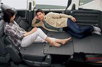 2列目シートをたたみ、シートバックボードを展開すれば、写真のようなフラットな空間が得られる。