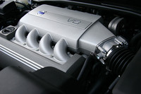 ヤマハ製の4.4リッターV8エンジン。高回転まで回すとスポーツカーのようなサウンドを奏でる。ハイペースな走りも得意なエンジンである。