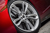 純正のタイヤサイズは、クーペと同じくフロントが235/35R19、リアが305/30R20。