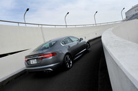 【スペック】XFR：全長×全幅×全高＝4975×1875×1460mm／ホイールベース＝2910mm／車重＝1960kg／駆動方式＝FR／5リッターV8DOHC32バルブ（510ps/6000-6500rpm、63.7kgm/2500-5500rpm）／価格＝1200万円（テスト車＝1240万500円／クロームサイドパワーベント＝2万3500円／ブライトステンレススチールペダル＝1万8000円／スキーハッチ＝3万4000円／20 Dark Dracoアロイホイール＝10万円／レッドブレーキキャリパー＜ジャガーロゴ入り＞＝4万5000円／ACC＜アダプティブ・クルーズ・コントロール＞＝18万円）