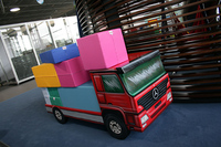 これは公式。独メルセデス・センターで。トラック「アクトロス」の遊具。