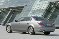 
	写真は、いずれも「545i」。545iは、クロームメッキのキドニーグリルや、楕円＆太い径のデュアルエグゾーストパイプが備わる。
	 