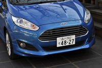 台形モチーフのフロントグリルや隆起のあるエンジンフードが、スポーティーなスタイリングを演出する。
    