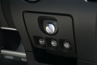 「エキシージS」は、走行モードの切り替えが可能なDPM（ダイナミック・パフォーマンス・マネージメント）システムを全車に採用。走行モードで「オフ」を選択すると、ABS以外の姿勢制御システムを完全にカットすることができる。
    